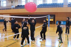 バレーボール初心者らが楽しんだバレーフェス＝佐渡市窪田