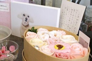 芽生ちゃんの骨つぼ。知人や病院から花や手紙を贈られ「愛されていたことを実感した」と夫妻は語った=新潟市秋葉区