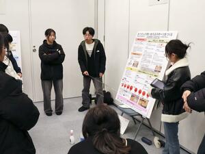 研究成果を発表する生徒たち＝柏崎市学校町