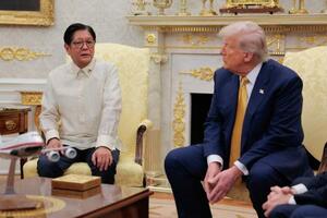 米ホワイトハウスで会談するトランプ米大統領(右)とフィリピンのマルコス大統領=22日(ゲッティ=共同)