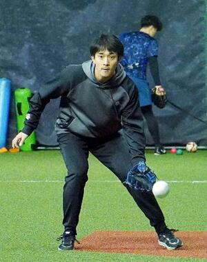 守備練習するソフトバンク・柳町=福岡県筑後市