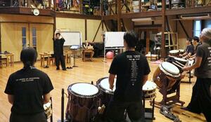 気迫のこもった演奏を披露する鼓童とエルテンポのメンバーら=17日、佐渡市小木金田新田
