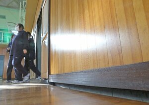 能登半島地震で床が沈むなどの被害が出た新潟工業高の体育館=新潟市西区