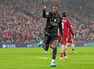 リバプール戦でゴールを決め、喜ぶパリ・サンジェルマンのデンベレ=リバプール(AP=共同)