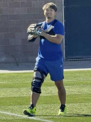 　キャッチボールするカブス・鈴木＝２１日、メサ