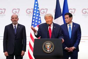 G7サミットの閉幕後、記者会見するトランプ米大統領(中央)=17日、フランス東部エビアン(AP=共同)
