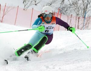 女子回転 トータルで4位に入った森村日菜(関根学園)の1回目=富山県南砺市(写真映像部・佐藤将志)
