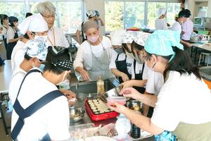 イベントに向け、メンマをはじめ町の名産を使ったグルメを試作する生徒ら=田上町原ケ崎新田