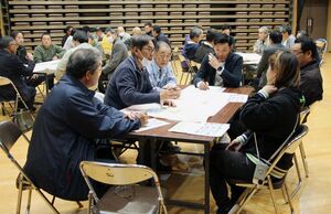 持続可能な農業経営などをテーマに、意見を交わす農業関係者ら=阿賀野市山崎