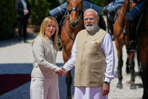 イタリア・ローマでインドのモディ首相(右)を出迎えるメローニ首相=20日(AP=共同)