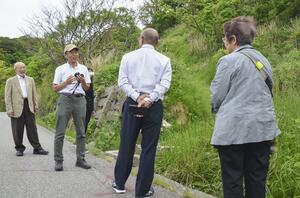 珠洲原発の建設予定地を視察する「脱原発をめざす首長会議」のメンバーら=5月12日、石川県珠洲市