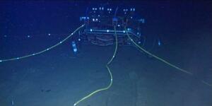 　海底に設置された地震・水圧観測装置の一つ（防災科学技術研究所提供）