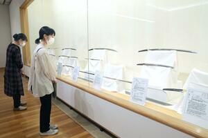 太刀や刀、脇差しなどが展示された「日本刀の美」=5月6日、長岡市上の原町