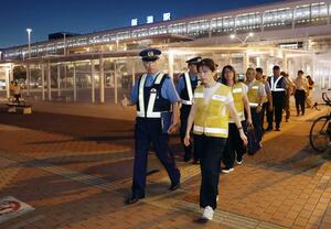 JR新潟駅周辺で行われた集中パトロール=25日、新潟市中央区