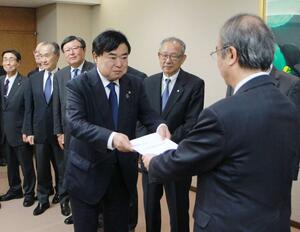 花角英世知事(右)に産業振興施策に関する要望書を手渡す県商工会議所連合会の福田勝之会頭=10月15日、県庁