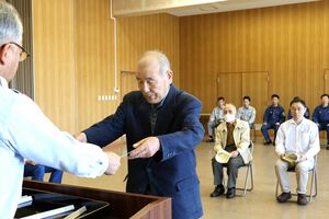 表彰を受けた(右から)樋口大輔さん、細川典司さん、若杉元さん=新潟市西蒲区前田