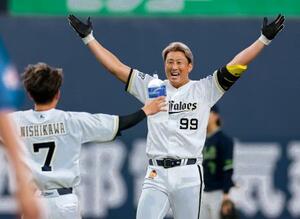 9回、代打で逆転サヨナラの2点二塁打を放ち、大喜びの杉本=京セラドーム