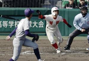 　花巻東―智弁学園　３回表智弁学園１死二塁、角谷が左中間に先制二塁打を放つ。投手萬谷＝甲子園