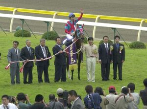 新潟競馬場で初めて開かれたG1レースのスプリンターズステークスで勝利した武豊騎手=2002年9月29日