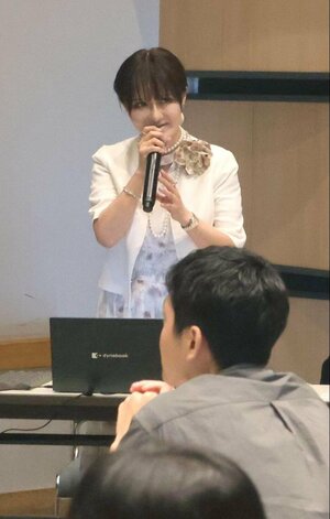 企業の人材確保戦略について助言する天野馨南子さん=佐渡市中原