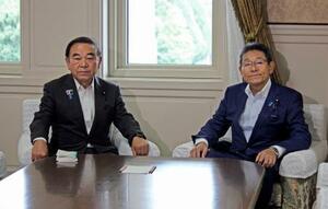 会談に臨む自民党の坂本国対委員長(左)と立憲民主党の笠国対委員長=30日午前、国会