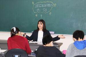 さまざまな職種の人から仕事のやりがいを学んだ授業=刈羽村割町新田