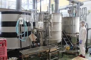 2年前に建設した工場内に並ぶ洗浄剤を製造するタンク=新潟市江南区両川2
