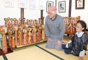 梅田希未さん(右)の自宅に保管されていたこけしを展示する石本敏朗さん。大小さまざまなサイズのこけしがギャラリーに並んでいる=五泉市阿弥陀瀬