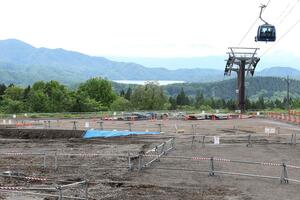 高級ホテル建設予定地から長野県側の山々を望む。インバウンドの誘客に向けた取り組みが問われる＝２２日、妙高市杉野沢