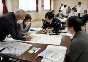 津波避難について直江津地区の住民が市職員と意見交換したワークショップ=5月20日、上越市中央1