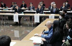 熊本県水俣市で開かれた、水俣病患者らでつくる団体と伊藤環境相の懇談=5月1日