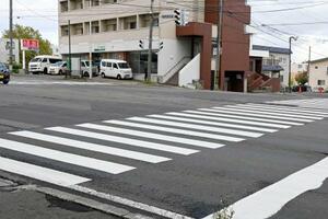 男児2人がはねられる事故が起きた交差点=27日午前、札幌市白石区