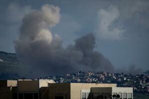 　イスラエルの攻撃により立ち上る煙＝６日、レバノン南部ナバティエ（ゲッティ＝共同）