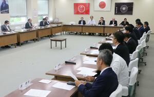 自民党県議団の党議=29日、県議会