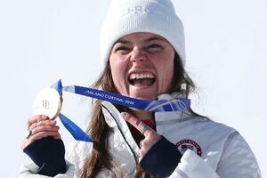 　ミラノ・コルティナ冬季五輪のアルペンスキー女子滑降で金メダルを獲得した米国のブリージー・ジョンソン＝８日、イタリア・コルティナダンペッツォ（ゲッティ＝共同）