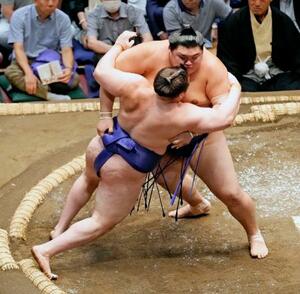 　大の里が寄り倒しで安青錦を下す＝両国国技館