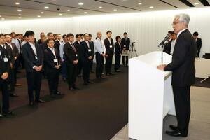 3期目の当選を決めた翌日、市の幹部職員に訓示する長岡市の磯田市長=10月7日、アオーレ長岡