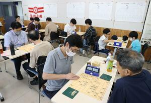 部門ごとに熱戦が繰り広げられた県アマ将棋段位獲得戦=6月30日、新潟市中央区