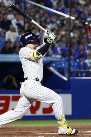 9回ヤクルト無死一塁、村上が中越えにサヨナラの2ランを放つ=神宮