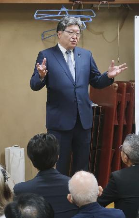 東京都議選に立候補した自民党候補の集会で演説する萩生田光一氏=6月、東京都墨田区