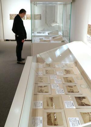 戦前の新潟市の街並みを写真や絵はがきで紹介する企画展＝新潟市中央区柳島町