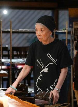 　リハーサルの演奏を見つめる「ＢＯＤＹ＆ＳＯＵＬ」オーナーの関京子さん＝２０２４年８月、東京都渋谷区