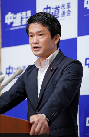 　記者会見する中道改革連合の小川代表＝５日午前、国会