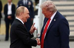 会談のため米アラスカ州アンカレジのエルメンドルフ・リチャードソン米軍基地に到着し、握手するロシアのプーチン大統領(左)とトランプ大統領=8月15日(ロイター=共同)