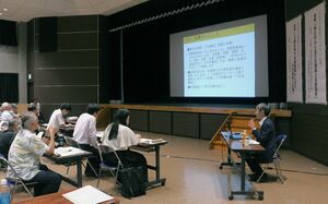 考古学の専門家らが、国府や国分寺について解説した「こしのくに国府フォーラム」=12日、佐渡市両津湊