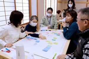 新潟市北区の活性化に向けたアイデアを話し合う住民ら=6日、新潟市北区葛塚