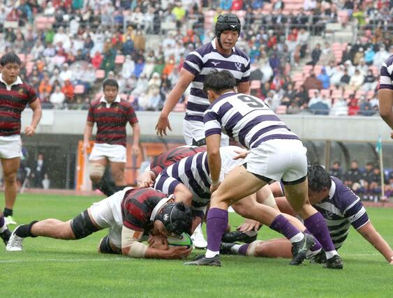 明大－早大　前半、早大のＬＯ栗田文介がトライを決め、１９－５とする＝ビッグスワン