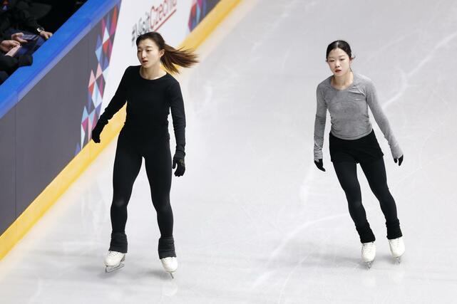 公式練習に臨む坂本花織（左）と中井亜美＝プラハ（共同）