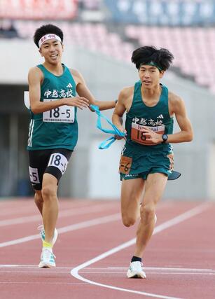 中越の５区土田豪暖（左）が６区佐藤悠斗にタスキを渡す＝新潟市中央区