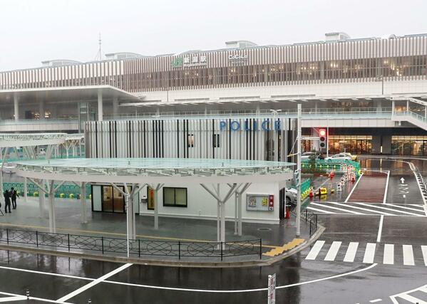万代広場に設置された新潟中央署の新潟駅前交番=10日、新潟市中央区